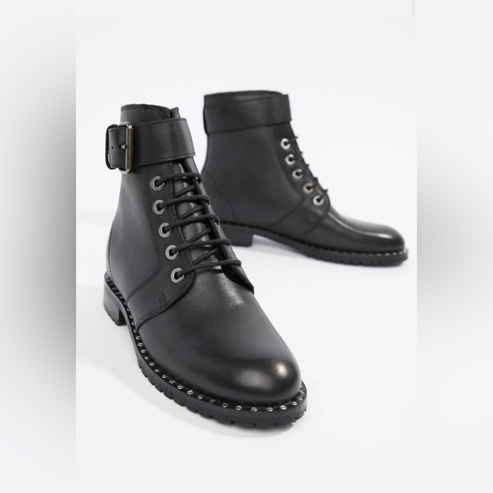 Size 6. Excellent condition.